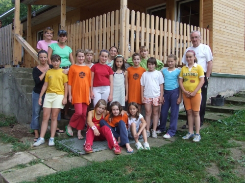 Účastníčky sústredenia pred chatou v Cetuni - staršie mini